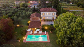 Villa Clara, Luxury 5 bedrooms Lakefront Farmhouse Villa with Private Pool on the Lucca Hills